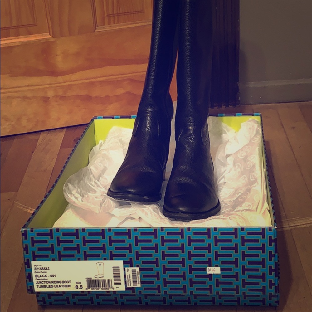 Tory Burch boots - worn lightly. Great condition🌸